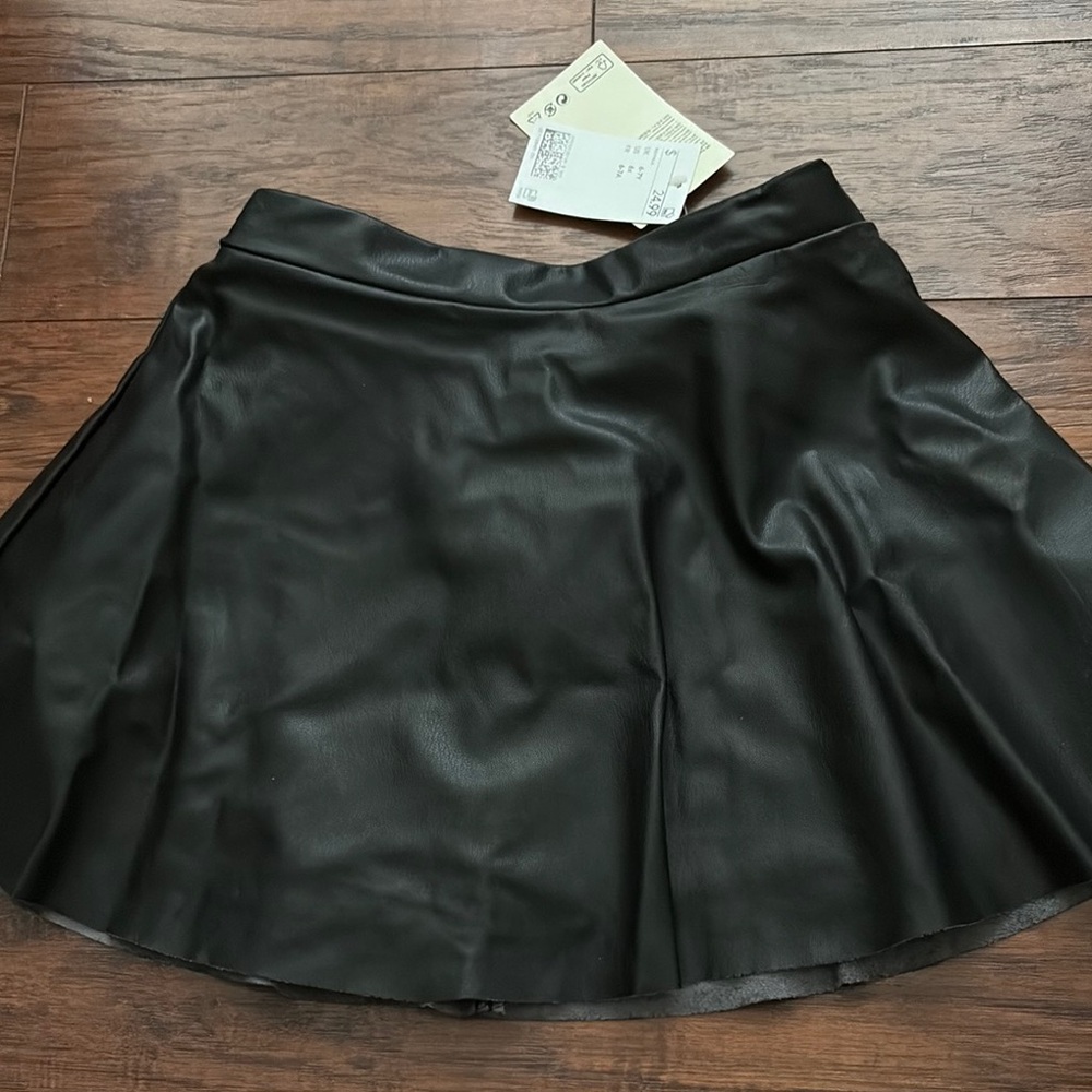 Girls black pleather HM skater skirt NWT sz 6/7